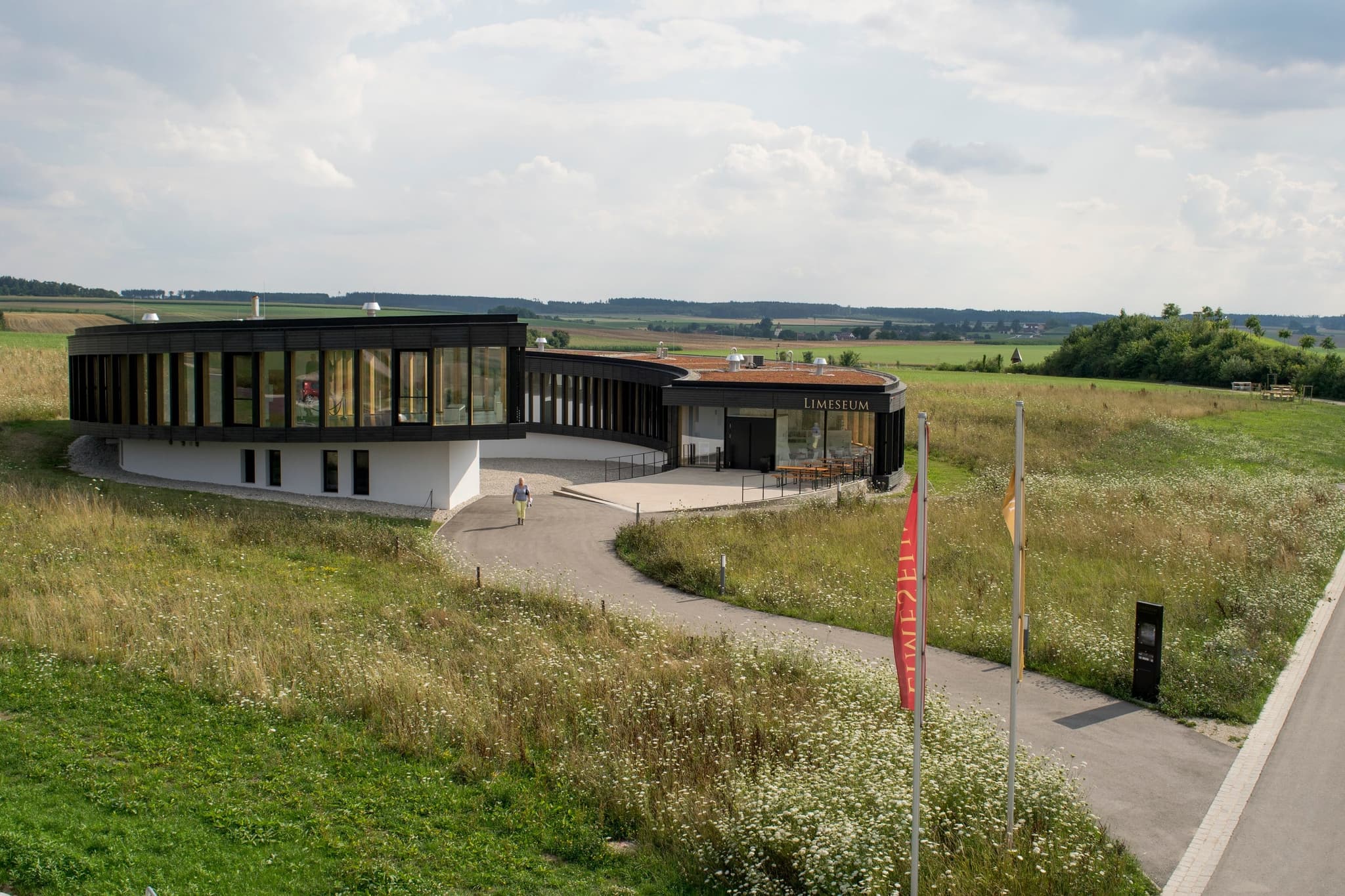 Rundbau im Grünen